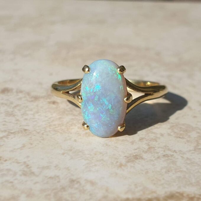 Beautiful Opal Solitaire Ring in 18ct Gold,  a UK N or a US 7.