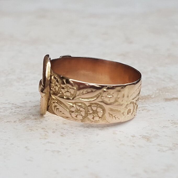Beautiful Ornate Buckle Ring in 9ct Gold, a UK O 1/2 or a US 7 1/2.
