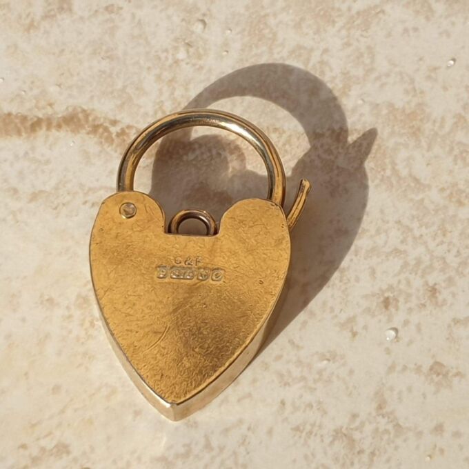 Simple Heart Padlock in 9ct Gold.