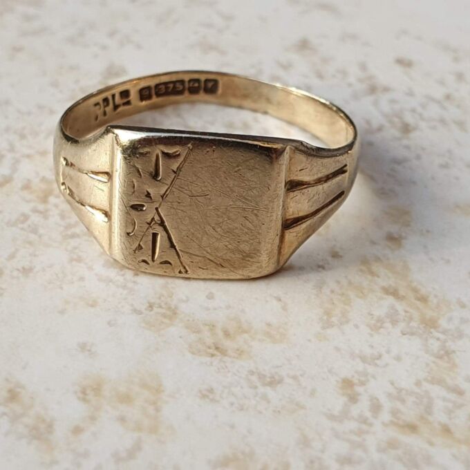 Square Signet Ring in 9ct Gold, a UK J or a US 5