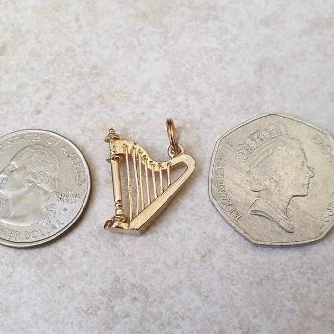 Vintage Harp Pendant in 9ct Gold.