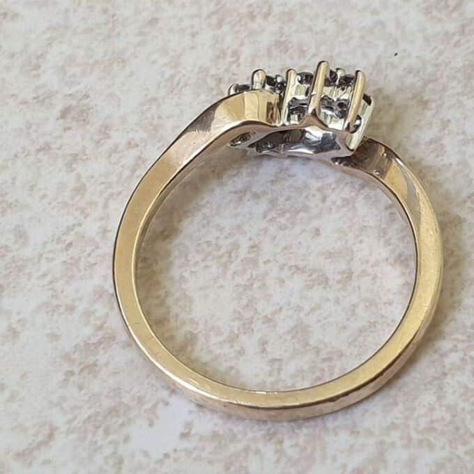 Diamond Twin Daisy Crossover Ring in 9ct Gold, a UK M or a US 6 1/4