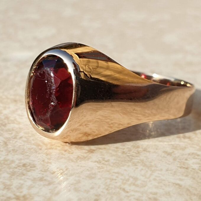 Red Paste Signet Ring in 9ct Gold,  a UK J or a US 5 1/4