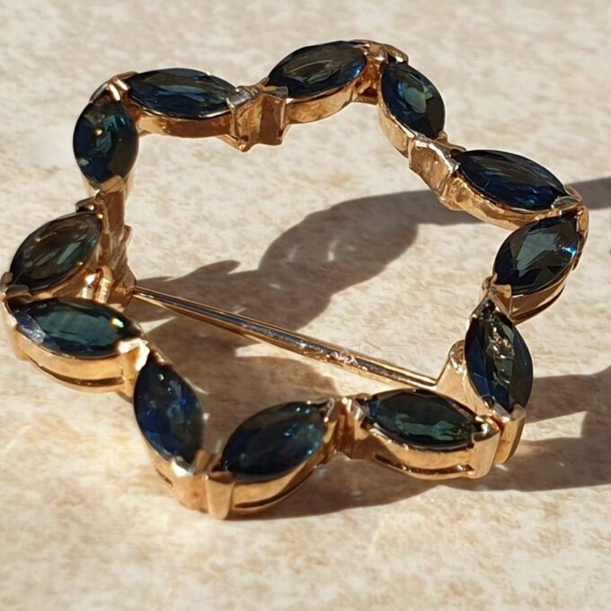 Star Design Sapphire Brooch in 9ct Gold.