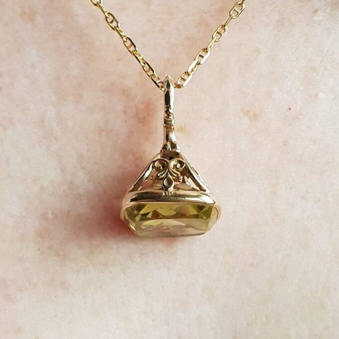 Green Paste Pendant in 9ct Gold.