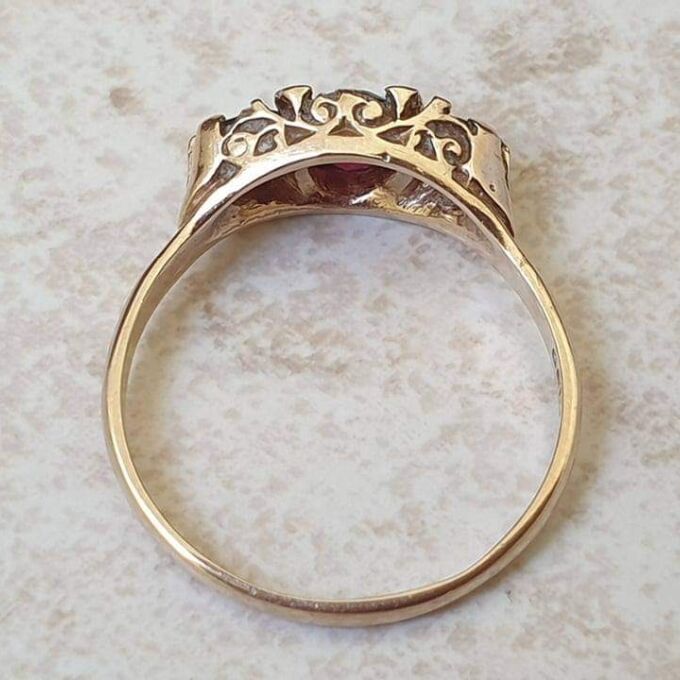 Three Stone Garnet Ring in 0ct Gold, a UK Q or a US 8 1/2