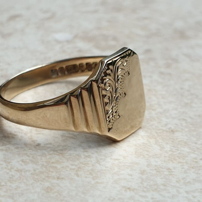 Part Engraved Signet Ring in 9ct Gold, a UK R 1/2 or a US 9