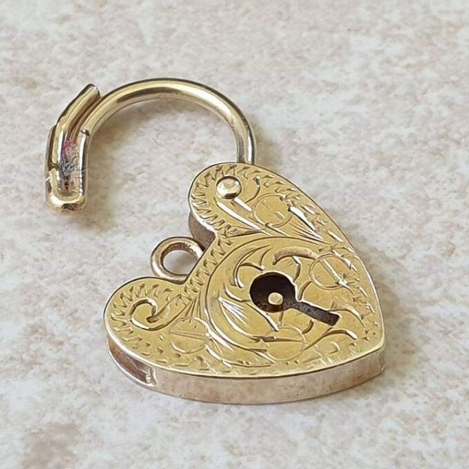 Zig Zag Engraved Heart Padlock in 9ct Gold