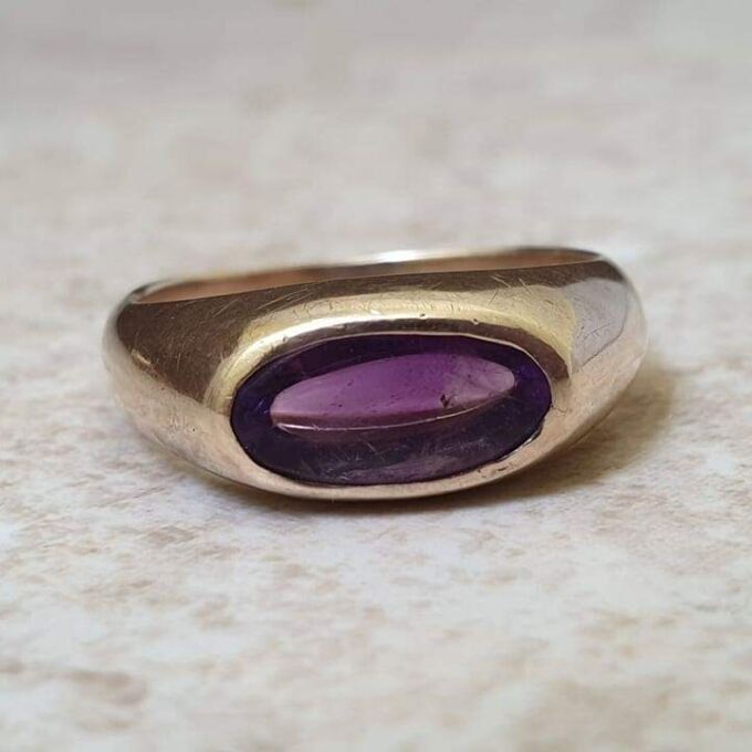 Oval Amethyst Signet Ring in 9ct Gold, a UK H 1/2 or a US 4 1/4