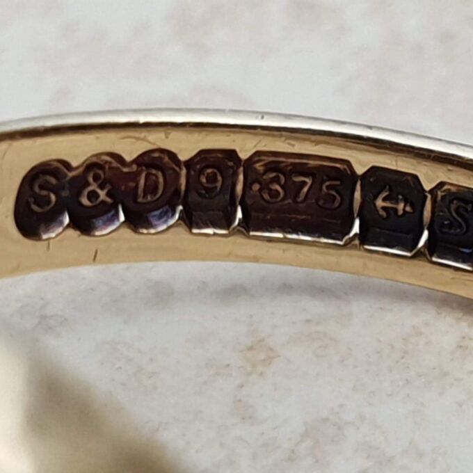 Tigers Eye Signet Ring in 9ct Gold, a UK N 1/2 or a US 7 1/4.