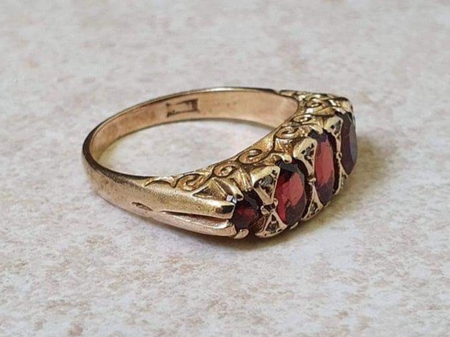 Five Stone Garnet Ring in 9ct Gold.