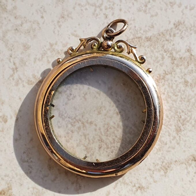 Antique Circular Glass Framed Locket in 9ct Gold