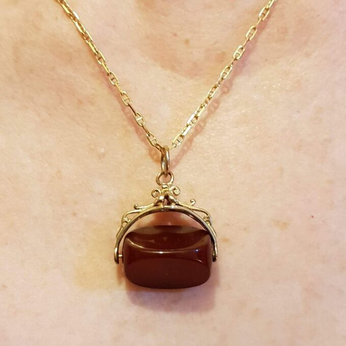 Carnelian Spinner Fob Pendant in 9ct Gold