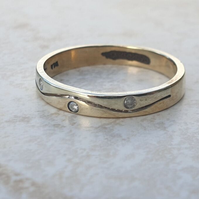 Diamond Set Wave Ring in 9ct Gold.