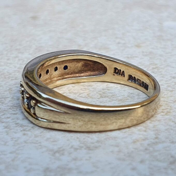 Sapphire & Diamond Ring in 9ct Gold, a UK