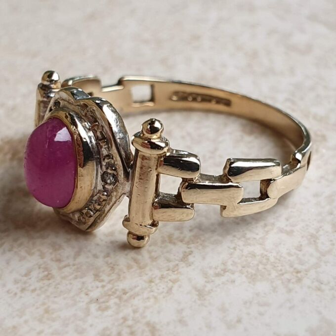 Ruby Cabochon Ring in 9ct Gold, a UK N 1/2 or a US 7 1/4
