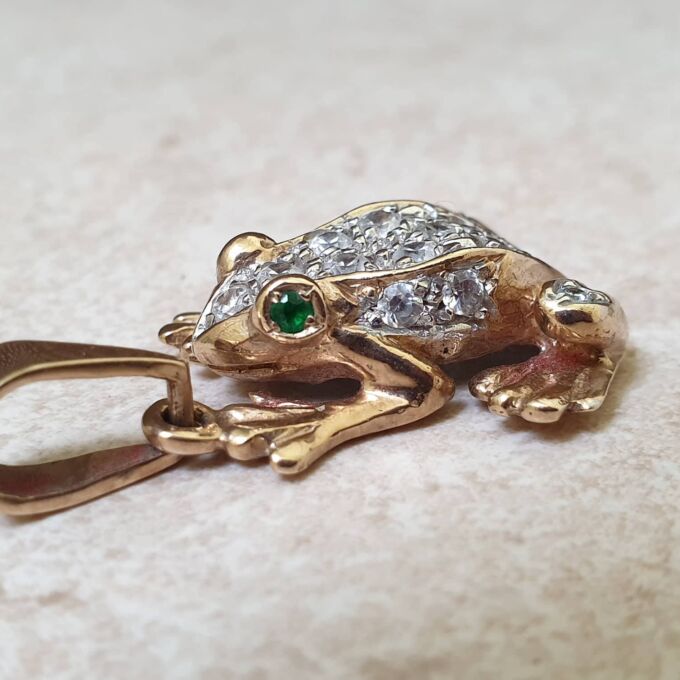 Fun Frog Pendant in 9ct Gold.