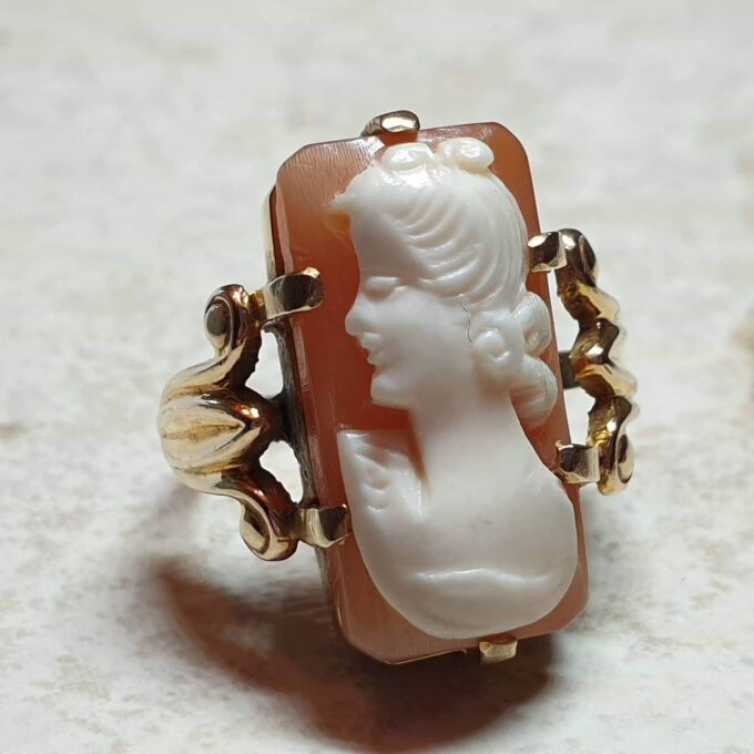 Huge Cameo Ring in 9ct Gold, a UK J or a US 5