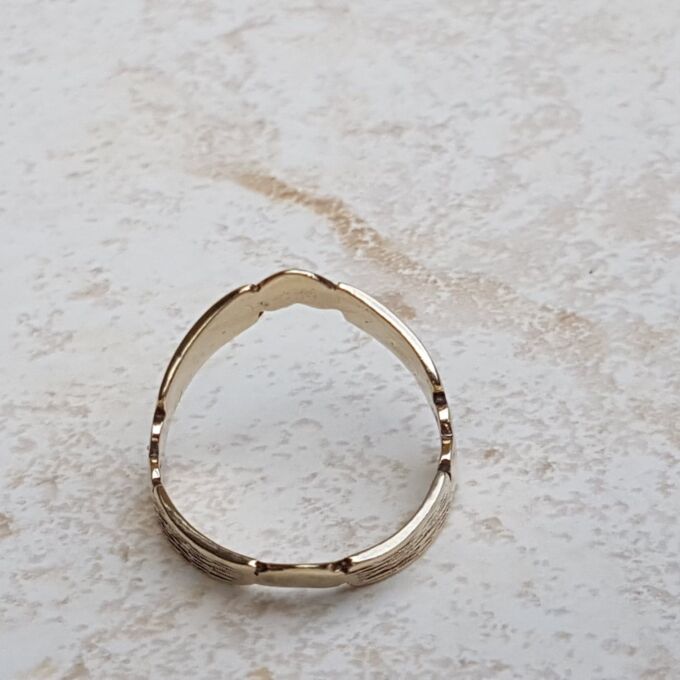 Heart Double Wishbone or Chevron Ring in 9ct Gold, a UK O or a US 7 1/4.