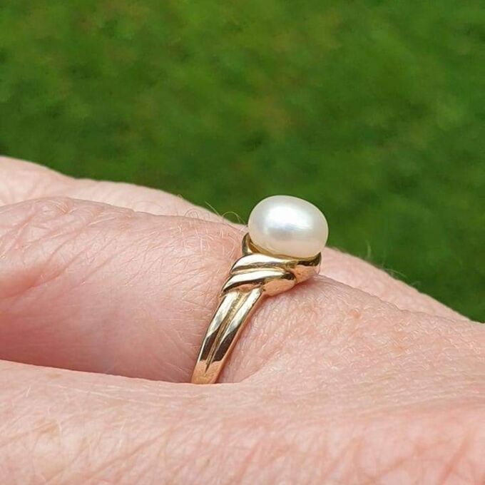Pearl Solitaire Ring in 9ct Gold.