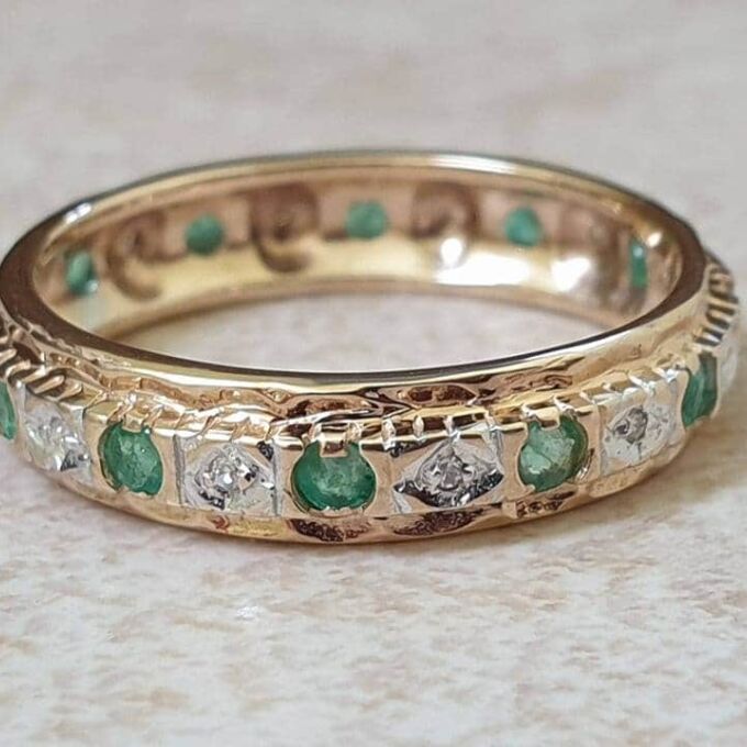 Emerald and Diamond Eternity Ring in 9ct Gold, a UK O or a US 7 1/2