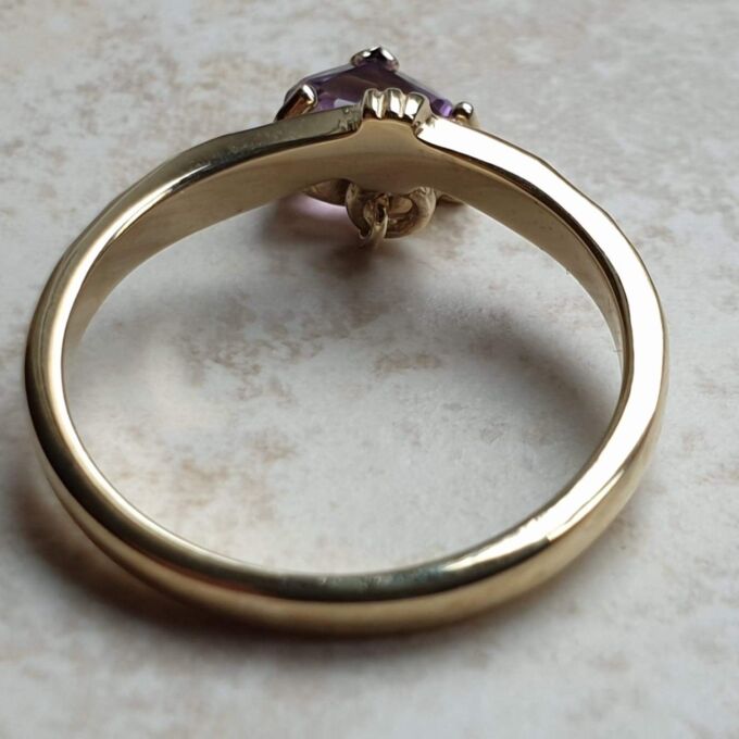 Amethyst Dangling Charm Ring in 9ct Gold,  a UK K 1/2 or a US 5 1/2.