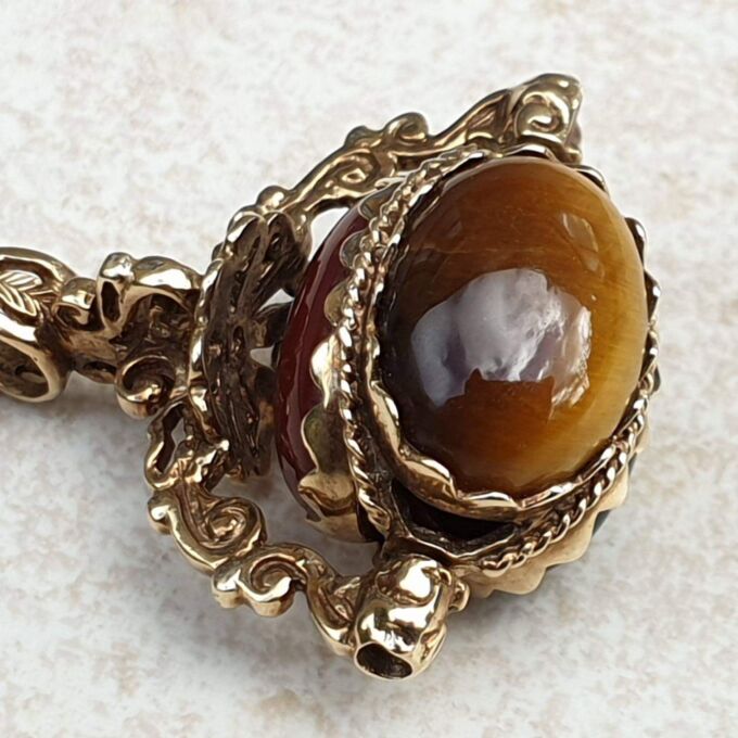 Cabochon Three Stone Spinner Pendant in 9ct Gold