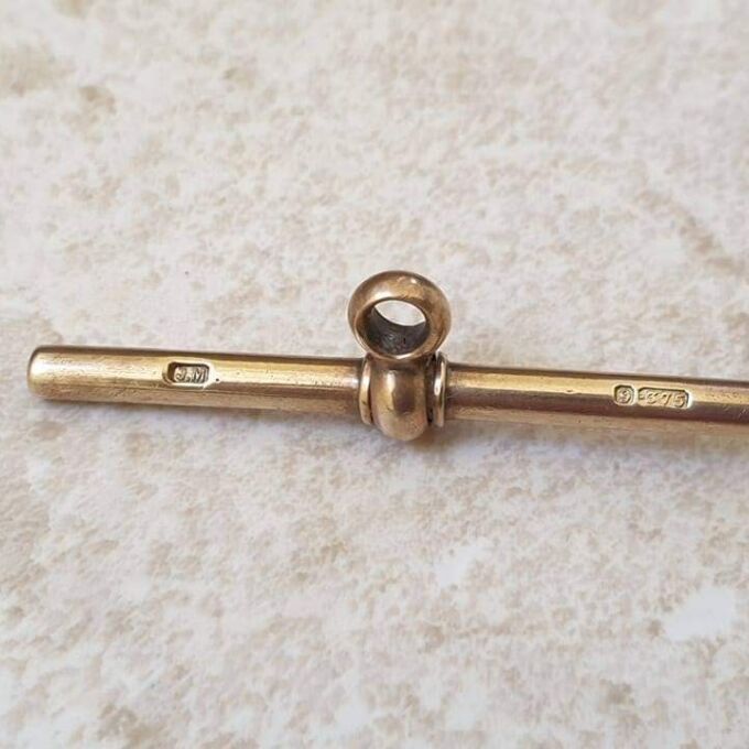 Vintage Heavy Plain T Bar Fob Pendant in 9ct Gold.