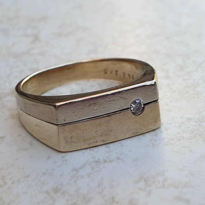 Oblong Diamond Set Signet Ring in 9ct Gold, a UK O 1/2 or a US 7 1/2