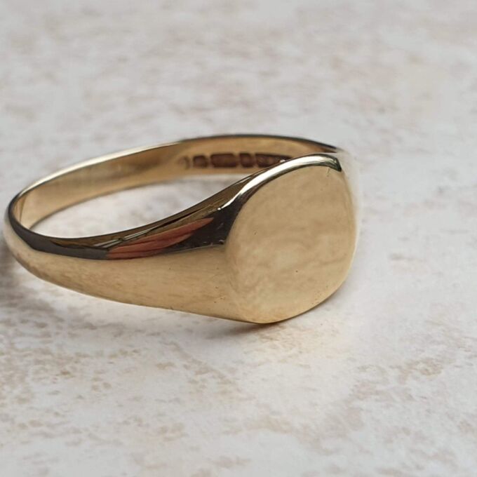 Simple Squared Signet Ring in 9ct Gold, a UK O or a US 7 1/2