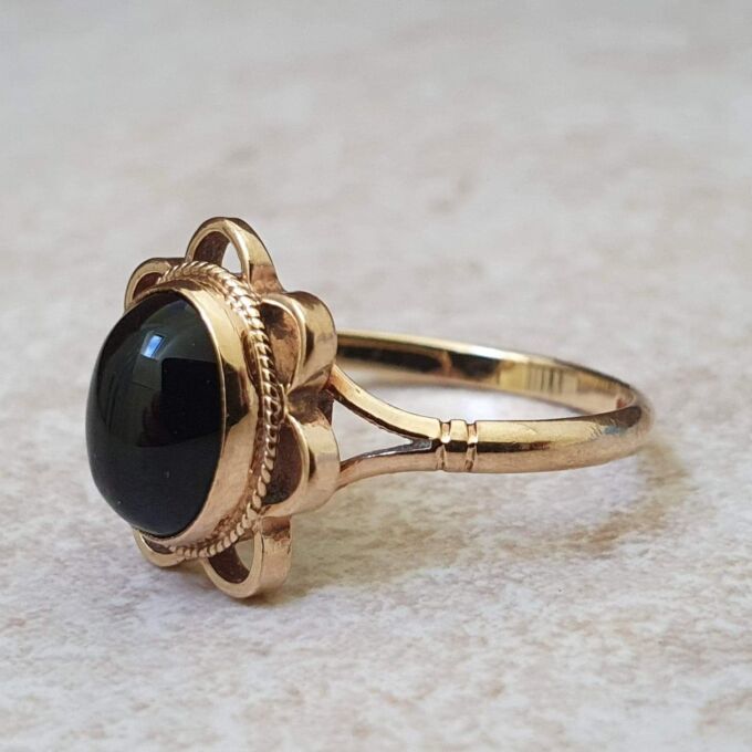 Onyx Cabochon Ring in 9ct Gold.