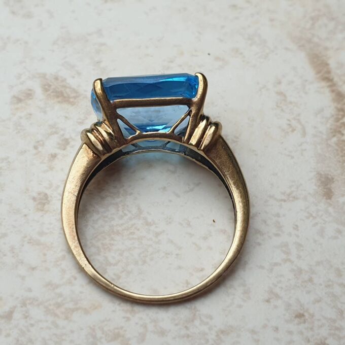 Vibrant East West Topaz Ring in 9ct Gold, a UK P or a US 8.