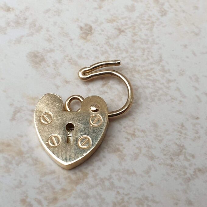 Simple Small Heart Padlock in 9ct Gold.