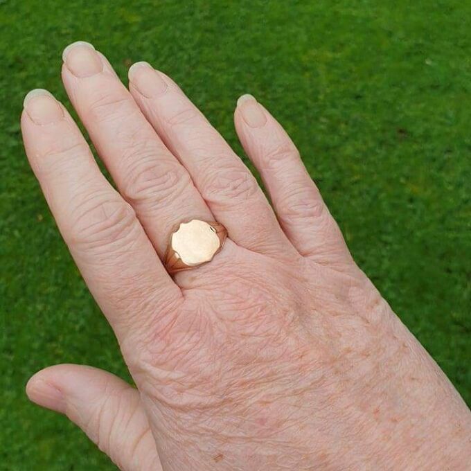 Antique Shield Ring in 9ct Gold.