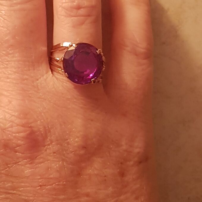 Beautiful Colour Change Sapphire Ring in 12ct Gold, a UK N 1/2 or a US 7 1/2.