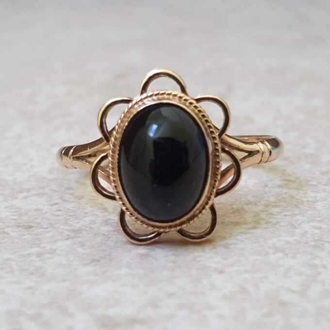 Onyx Cabochon Ring in 9ct Gold.