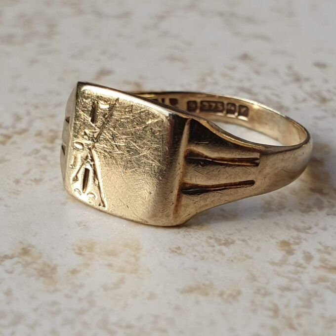 Square Signet Ring in 9ct Gold, a UK J or a US 5