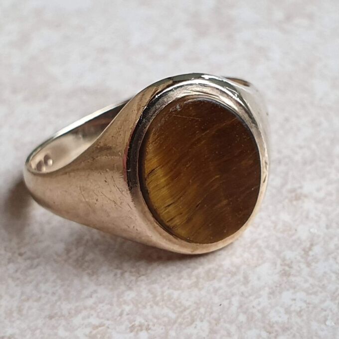 Tigers Eye Signet Ring in 9ct Gold, a UK P 1/2 or a US 8