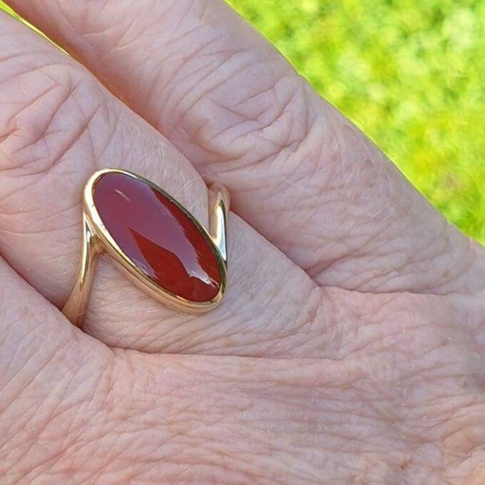 Carnelian Bypass Ring in 9ct Gold.