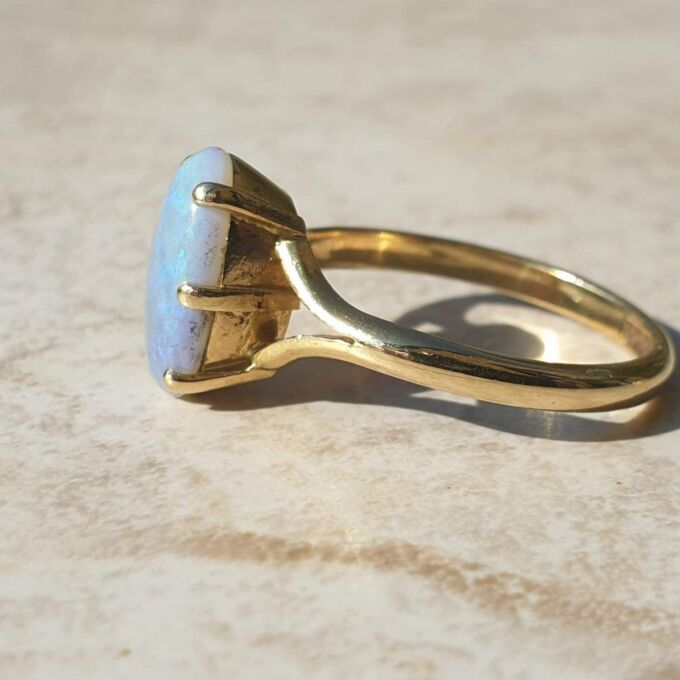 Beautiful Opal Solitaire Ring in 18ct Gold,  a UK N or a US 7.
