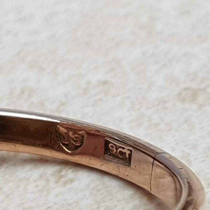 Antique Mourning Ring with Hair in 9ct Gold, a UK K 1/2 or a US 5 3/4.