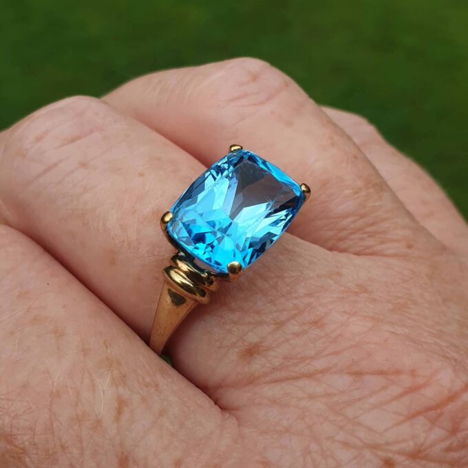 Vibrant East West Topaz Ring in 9ct Gold, a UK P or a US 8.