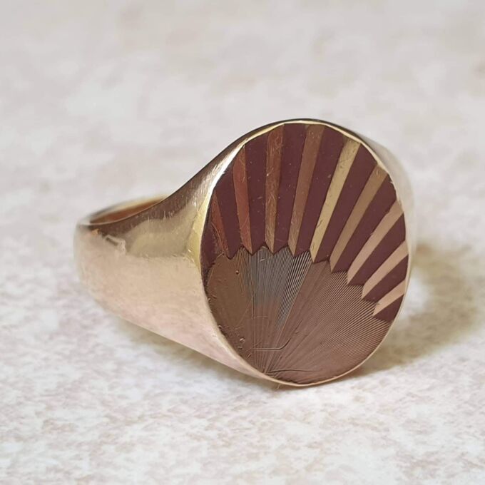 Oval Sunray Signet Ring in 9ct gold, a UK O or a US 7 1/4