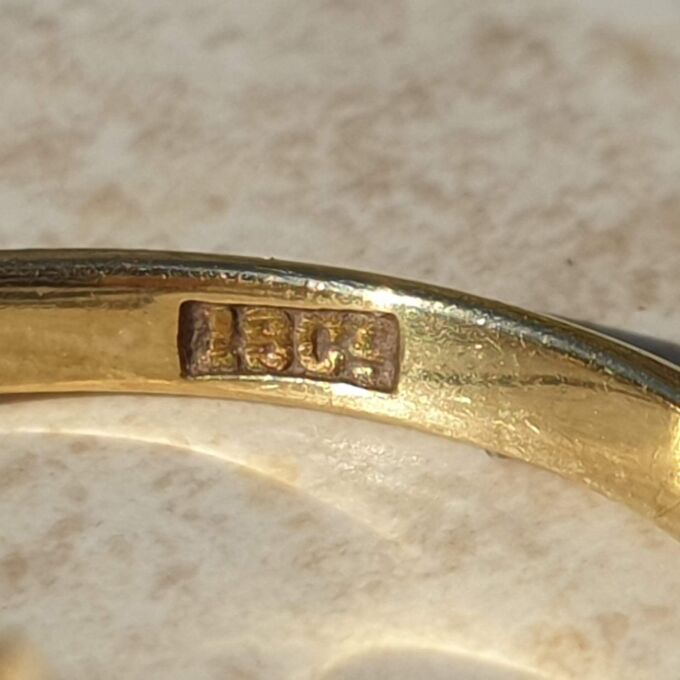 Beautiful Opal Solitaire Ring in 18ct Gold,  a UK N or a US 7.