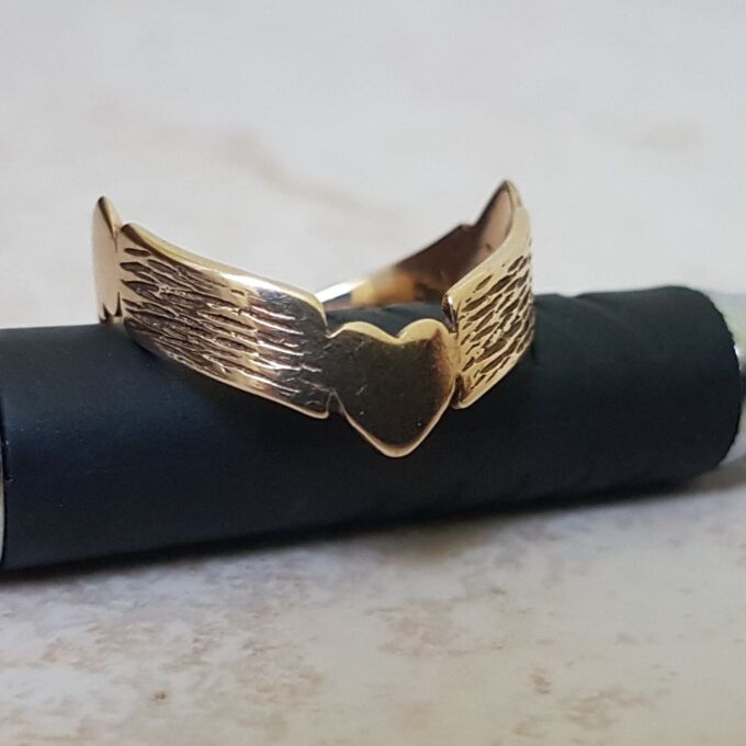 Heart Double Wishbone or Chevron Ring in 9ct Gold, a UK O or a US 7 1/4.