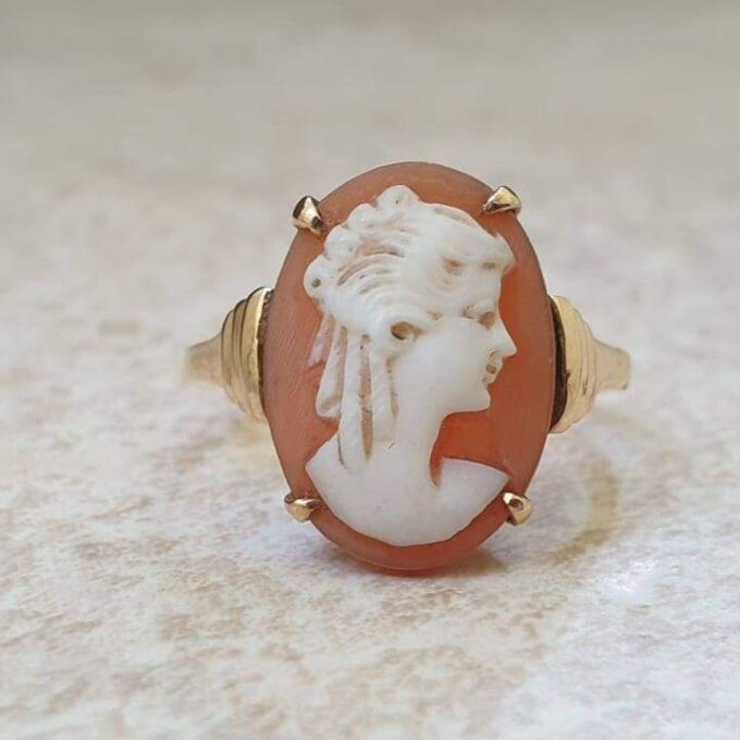 Vintage Cameo ring in 9ct Gold, a UK I 1/2 or a US 4 3/4