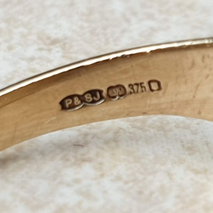 Keeper Ring in 9ct Gold,  a UK Q or a US 8 1/2.