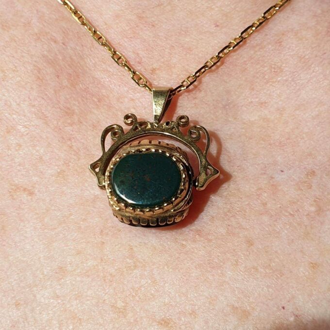 Three Stone Spinner Fob in 9ct Gold.