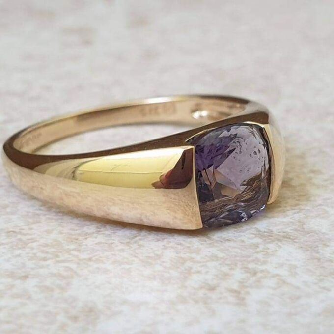Amethyst Ring in 9ct Gold.
