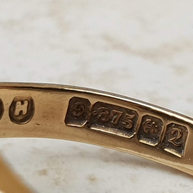 Super Onyx Signet Ring in 9ct Gold, a UK K 1/2 or a US 5 3/4.